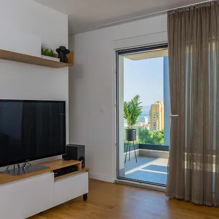 - Free Parking In Garage , Mountain And Seaview , Quiet Neighbourhood