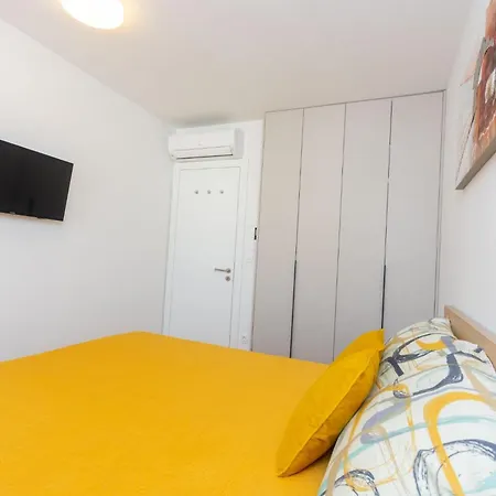 Apartment - Free Parking In Garage , Seaview , Quiet Neighbourhood