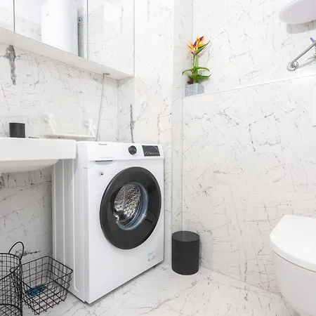Apartment - Free Parking In Garage , Seaview , Quiet Neighbourhood *