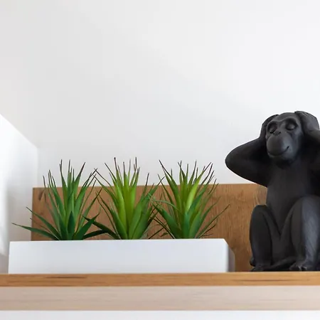 - Free Parking In Garage , Mountain And Seaview , Quiet Neighbourhood *