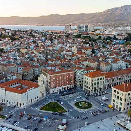 - Free Parking In Garage , Mountain And Seaview , Quiet Neighbourhood Split