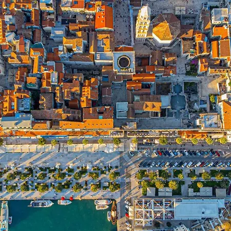 - Free Parking In Garage , Mountain And Seaview , Quiet Neighbourhood