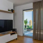 - Free Parking In Garage , Mountain And Seaview , Quiet Neighbourhood
