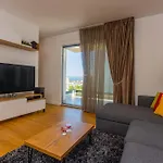 - Free Parking In Garage , Mountain And Seaview , Quiet Neighbourhood Split