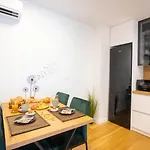 - Free Parking In Garage , Mountain And Seaview , Quiet Neighbourhood Apartamento *