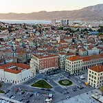 - Free Parking In Garage , Mountain And Seaview , Quiet Neighbourhood Split