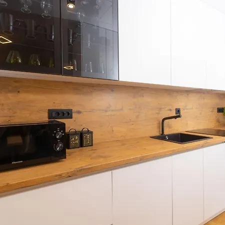 - Free Parking In Garage , Mountain And Seaview , Quiet Neighbourhood