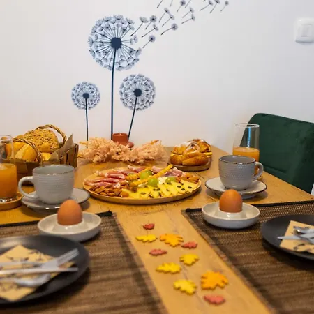 - Free Parking In Garage , Mountain And Seaview , Quiet Neighbourhood *