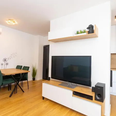 - Free Parking In Garage , Mountain And Seaview , Quiet Neighbourhood Appartement *