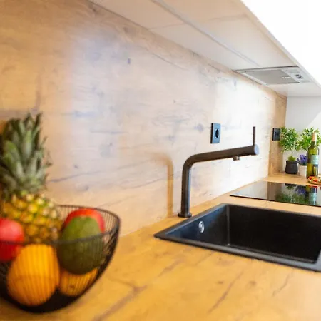 - Free Parking In Garage , Mountain And Seaview , Quiet Neighbourhood Appartement *