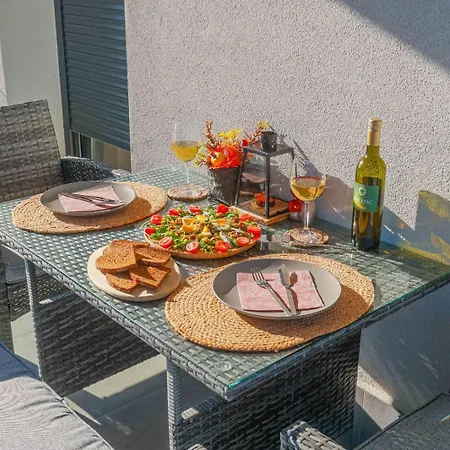 - Free Parking In Garage , Seaview , Quiet Neighbourhood Lägenhet *