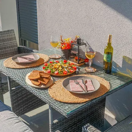 - Free Parking In Garage , Mountain And Seaview , Quiet Neighbourhood Appartement *