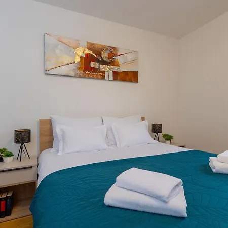 - Free Parking In Garage , Mountain And Seaview , Quiet Neighbourhood *