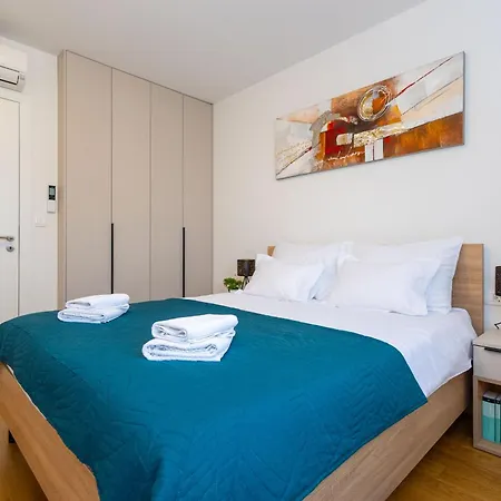 - Free Parking In Garage , Mountain And Seaview , Quiet Neighbourhood Split