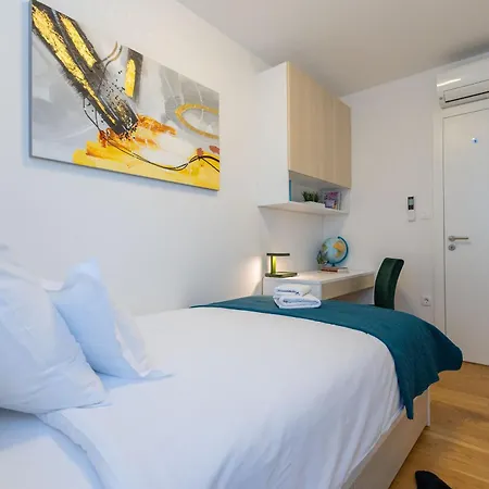 Apartment - Free Parking In Garage , Mountain And Seaview , Quiet Neighbourhood *