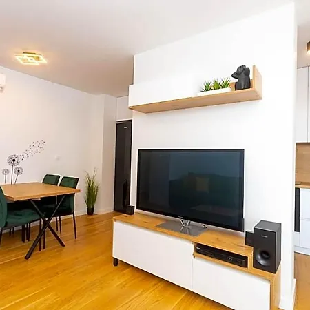 - Free Parking In Garage , Mountain&seaview , Quiet Neighbourhood *