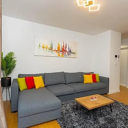 Apartman - Free Parking In Garage , Mountain And Seaview , Quiet Neighbourhood