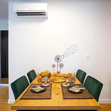 - Free Parking In Garage , Mountain&seaview , Quiet Neighbourhood *