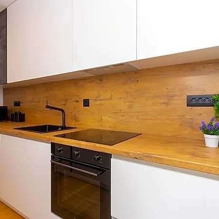 - Free Parking In Garage , Mountain&seaview , Quiet Neighbourhood *