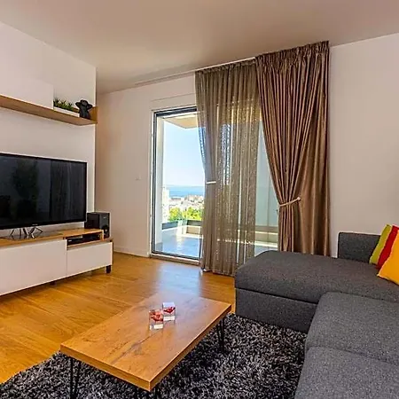 - Free Parking In Garage , Mountain And Seaview , Quiet Neighbourhood * Split