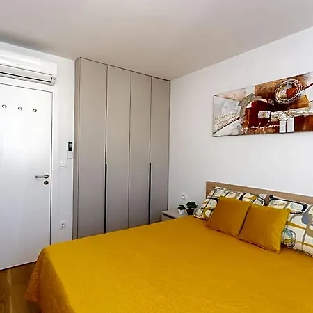 - Free Parking In Garage , Mountain&seaview , Quiet Neighbourhood *