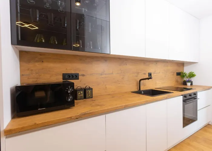 - Free Parking In Garage , Mountain And Seaview , Quiet Neighbourhood