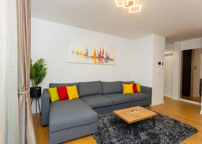 - Free Parking In Garage , Mountain And Seaview , Quiet Neighbourhood Apartment