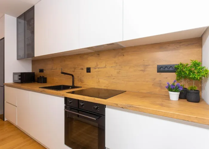 - Free Parking In Garage , Mountain And Seaview , Quiet Neighbourhood *