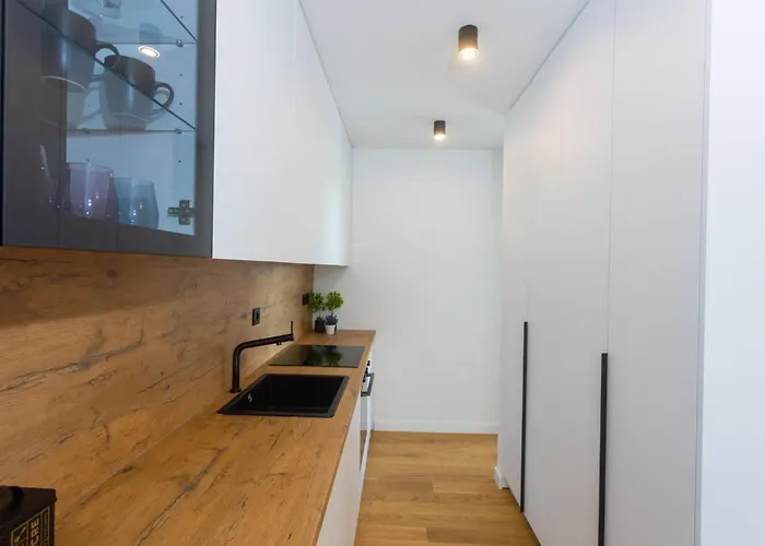 - Free Parking In Garage , Mountain And Seaview , Quiet Neighbourhood Split