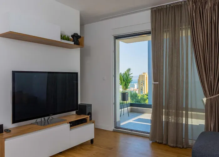 - Free Parking In Garage , Mountain And Seaview , Quiet Neighbourhood