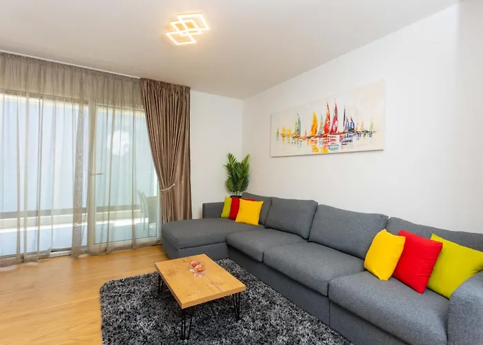 Apartment - Free Parking In Garage , Mountain And Seaview , Quiet Neighbourhood *