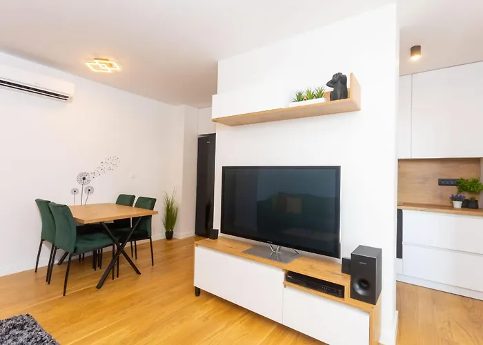 - Free Parking In Garage , Mountain And Seaview , Quiet Neighbourhood Apartment *