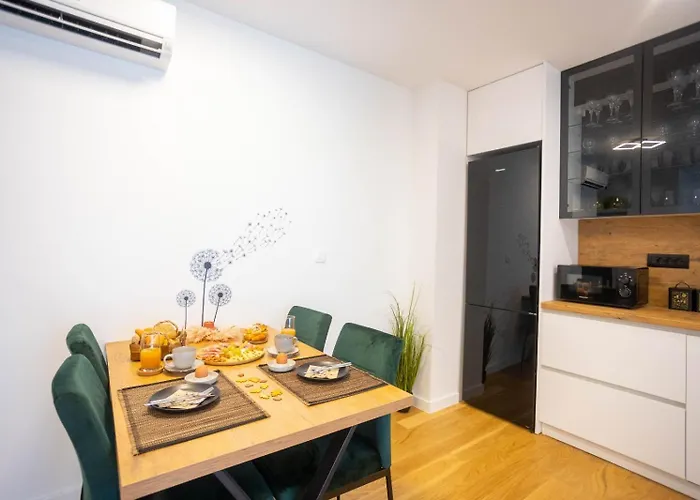 - Free Parking In Garage , Mountain And Seaview , Quiet Neighbourhood Apartment *