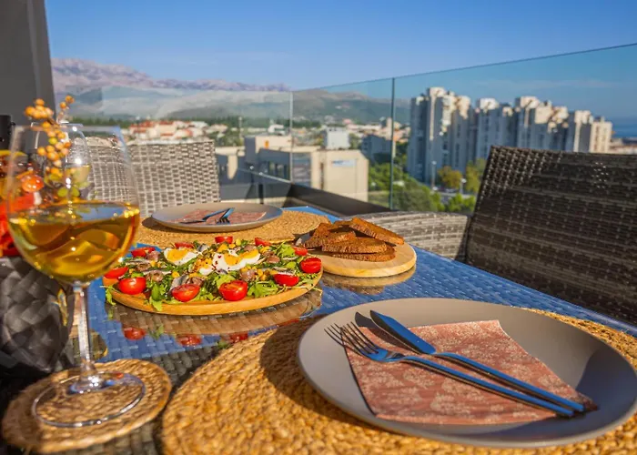 - Free Parking In Garage , Mountain And Seaview , Quiet Neighbourhood