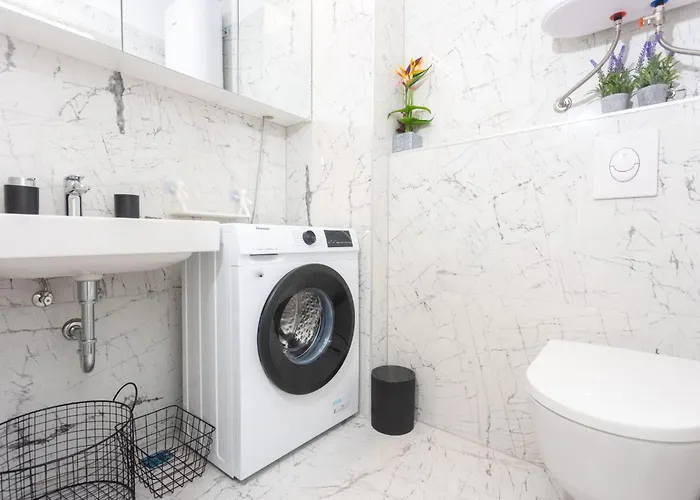 Apartment - Free Parking In Garage , Mountain And Seaview , Quiet Neighbourhood *