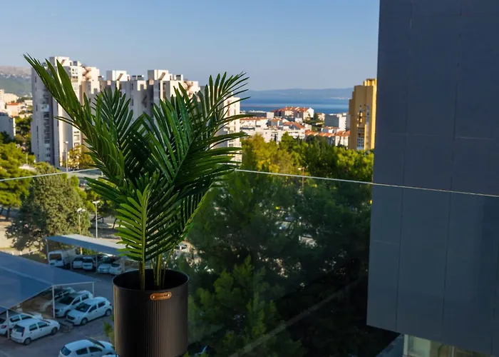 - Free Parking In Garage , Mountain And Seaview , Quiet Neighbourhood Apartment