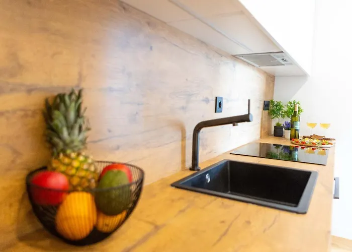 - Free Parking In Garage , Mountain And Seaview , Quiet Neighbourhood Apartment *