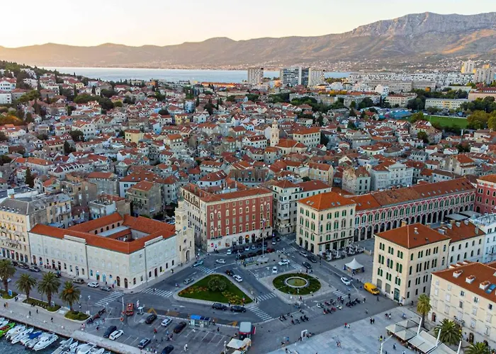 - Free Parking In Garage , Mountain And Seaview , Quiet Neighbourhood Split