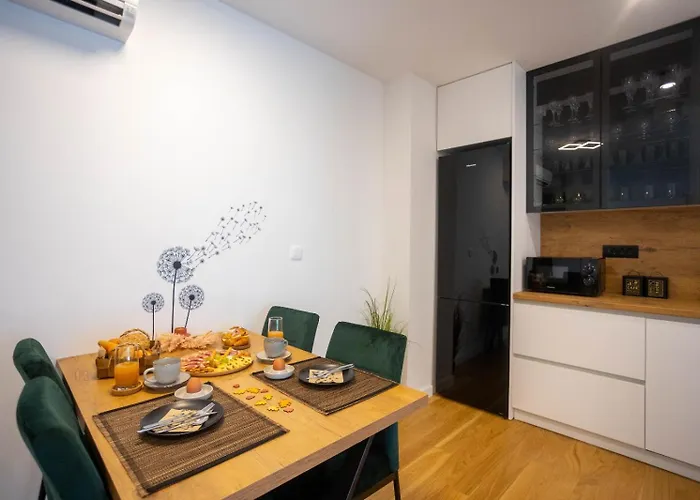 - Free Parking In Garage , Mountain And Seaview , Quiet Neighbourhood Apartment