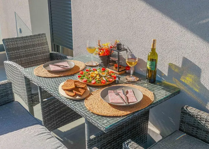 - Free Parking In Garage , Mountain And Seaview , Quiet Neighbourhood Apartment *