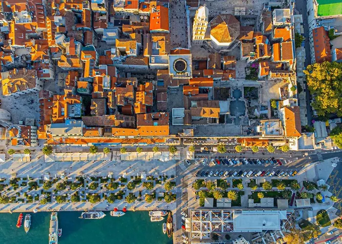 - Free Parking In Garage , Mountain And Seaview , Quiet Neighbourhood