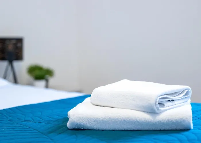 - Free Parking In Garage , Mountain And Seaview , Quiet Neighbourhood *