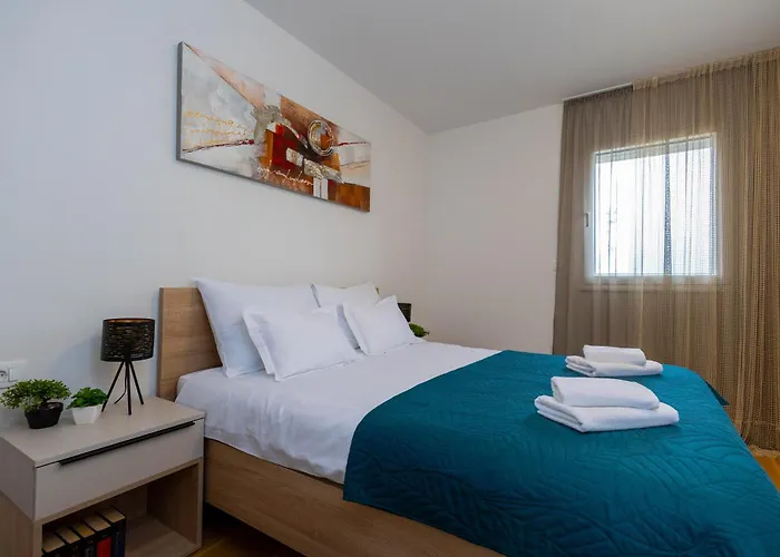 - Free Parking In Garage , Mountain And Seaview , Quiet Neighbourhood Apartment