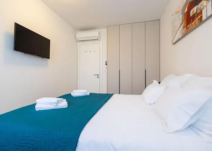 - Free Parking In Garage , Mountain And Seaview , Quiet Neighbourhood Split