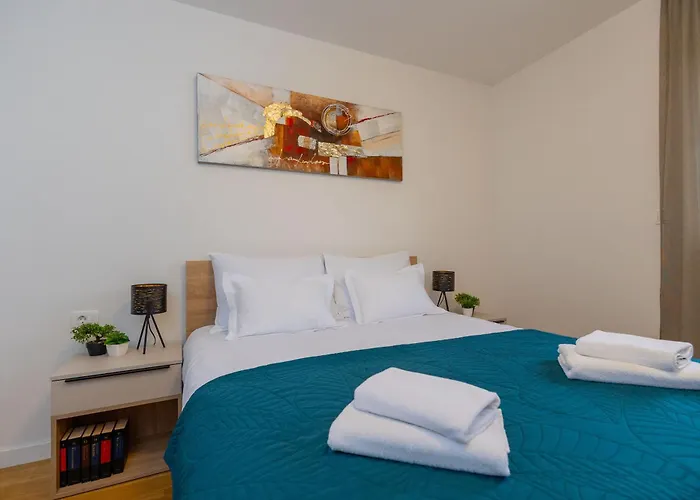 - Free Parking In Garage , Mountain And Seaview , Quiet Neighbourhood *