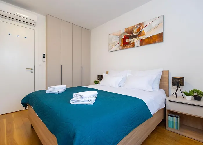 - Free Parking In Garage , Mountain And Seaview , Quiet Neighbourhood Split