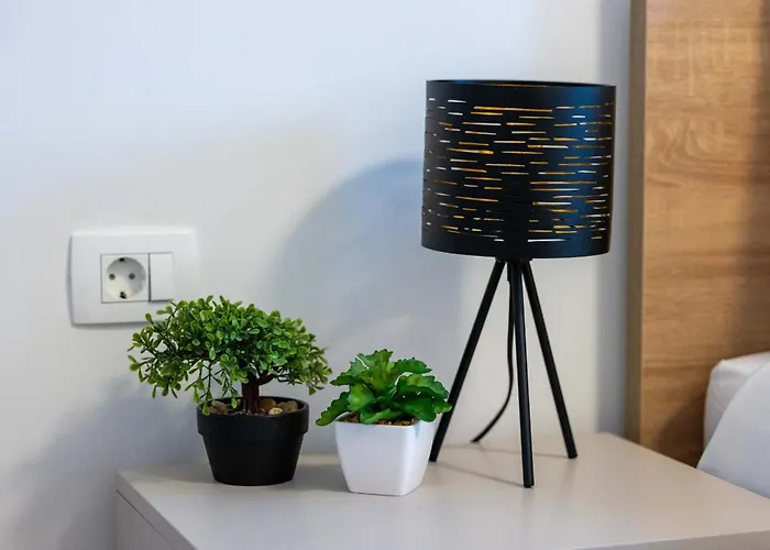 - Free Parking In Garage , Mountain And Seaview , Quiet Neighbourhood Apartment *