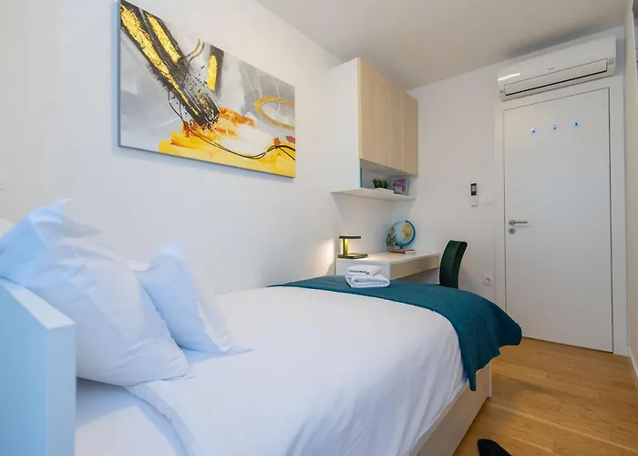 Apartment - Free Parking In Garage , Mountain And Seaview , Quiet Neighbourhood *