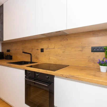 - Free Parking In Garage , Mountain And Seaview , Quiet Neighbourhood *